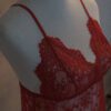 Nuisette en dentelle rouge – Image 2
